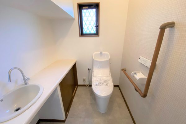 手洗い場がついた広めのトイレです。トイレットペーパーや掃除道具などまとめて収納でき、お掃除もしやすいトイレです。小窓もついているので、明るく換気もできます。