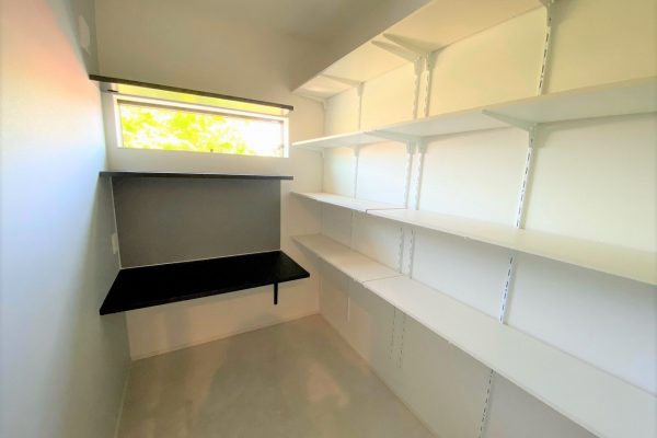 テレワークスペースとしても活用できる約2.44帖の書斎。個室になっているので集中できます。本棚やデスクも設置しているため、テレワーク以外にも趣味の部屋として利用することもできます。